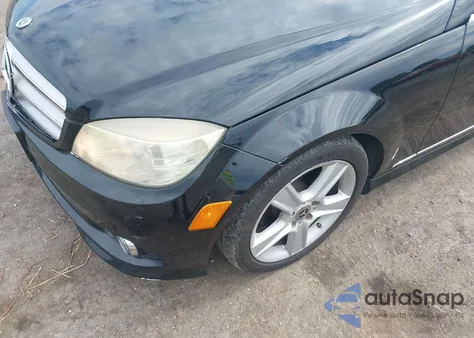 2010 Mercedes-Benz C 300 Luxury/Sport z USA, uszkodzony, nr VIN WDDGF5EB4AR095184